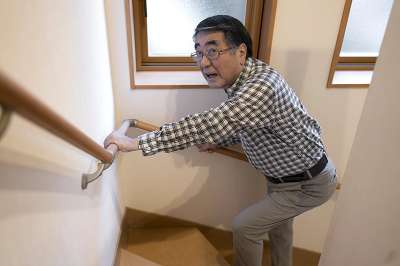 階段が辛い老人